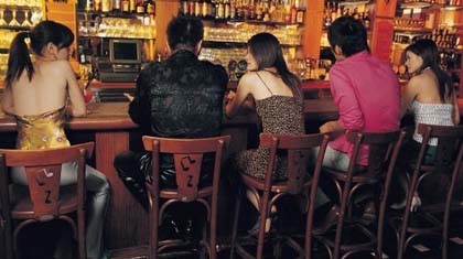 约见网友却遇“酒托女” 西餐厅猛点酒花7400元搞笑图吧gif搞笑图片