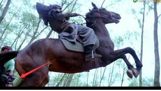 《三生三世》穿帮镜头，摄影大哥，别抢镜啊！搞笑图吧gif搞笑图片