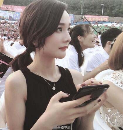 杨幂替身私照美翻！网友惊呼跟本尊一模一样(图)搞笑图吧gif搞笑图片