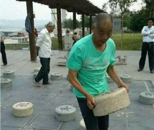 这样下象棋，即能锻炼身体又能锻炼思维搞笑图吧gif搞笑图片
