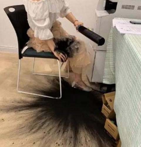 女同事非要自己修打印机，结果......搞笑图吧gif搞笑图片