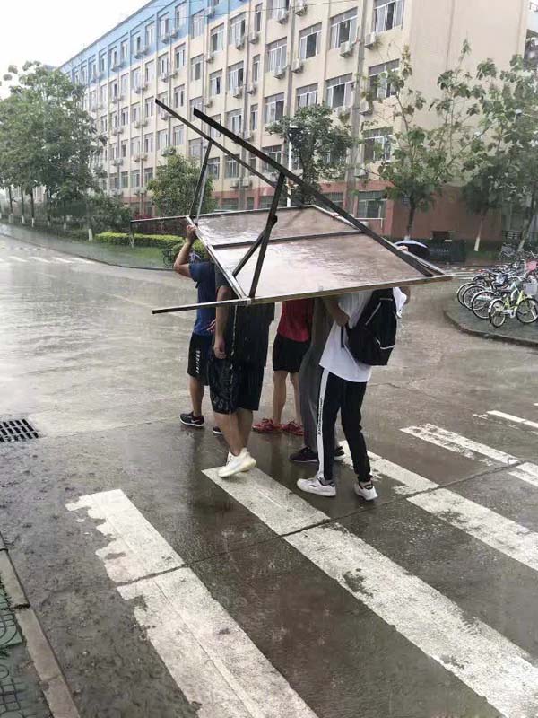 男子汉们是这样打伞的搞笑图吧gif搞笑图片