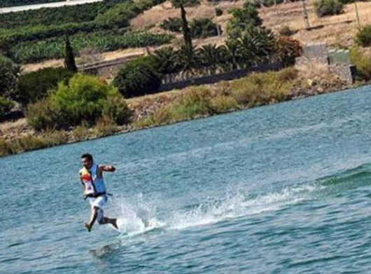 轻功练到家了，水上也可以漂搞笑图吧gif搞笑图片