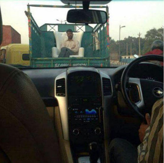 前方车上帅哥的坐姿不错搞笑图吧gif搞笑图片