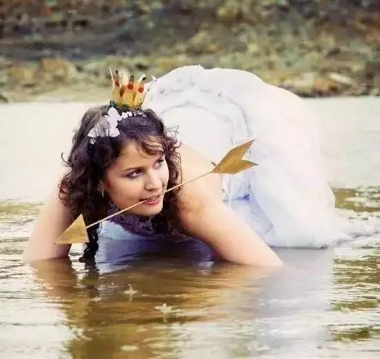 拿着爱神之箭摸鱼么？搞笑图吧gif搞笑图片