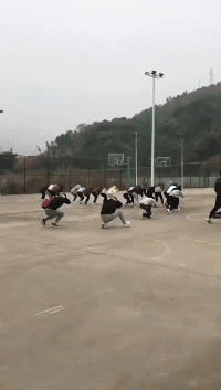 黄衣服妹子演习得最逼真了搞笑图吧gif搞笑图片