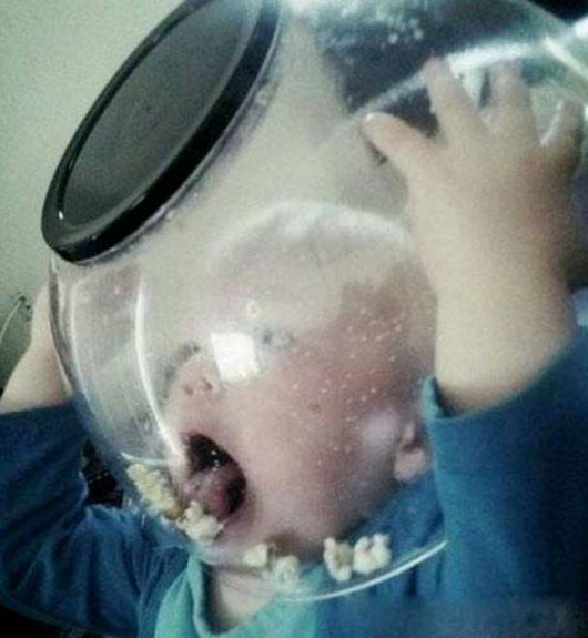 熊孩子吃爆米花搞笑图吧gif搞笑图片