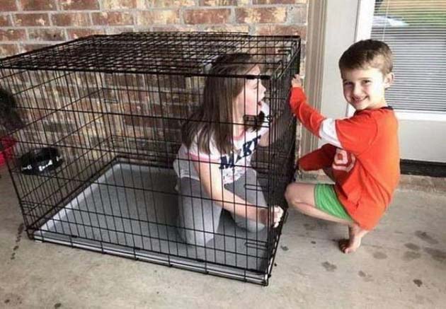 熊孩子真会玩，把姐姐关笼子里啦搞笑图吧gif搞笑图片