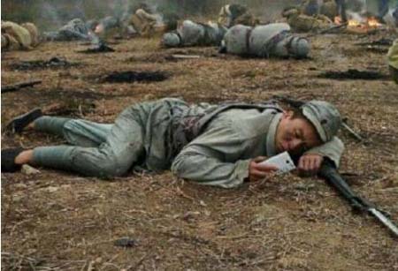 群众演员有点不敬业，是剧组钱没给够么？搞笑图吧gif搞笑图片