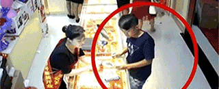 这条项链给我试试，看看跑步会不会掉搞笑图吧gif搞笑图片