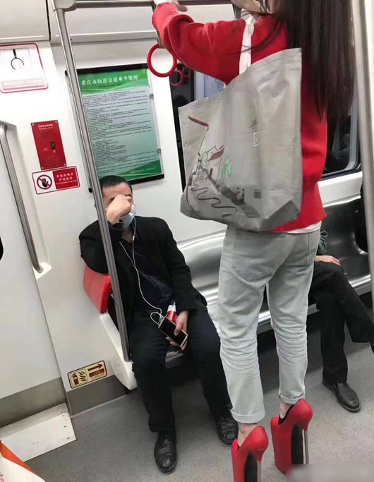 红色高跟也太高了吧，结果糗大了搞笑图吧gif搞笑图片