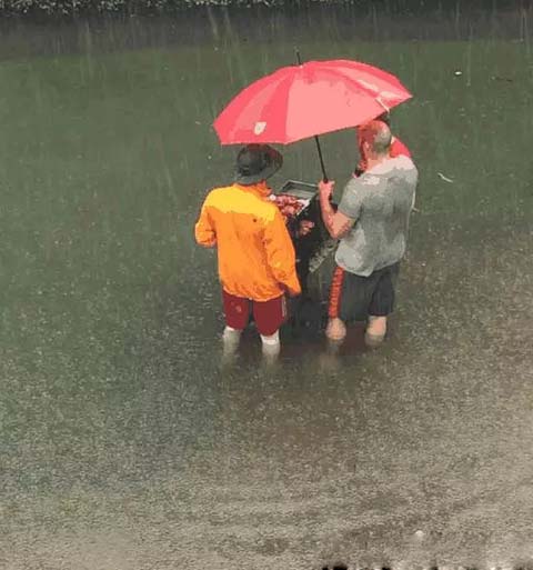 雨中烧烤，滋味美美哒搞笑图吧gif搞笑图片