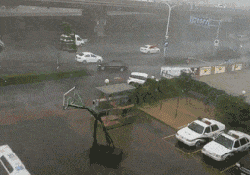 超强的风边篮球架都吹跑了搞笑图吧gif搞笑图片