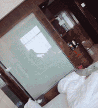 猜猜姑娘这动作什么意思啊搞笑图吧gif搞笑图片