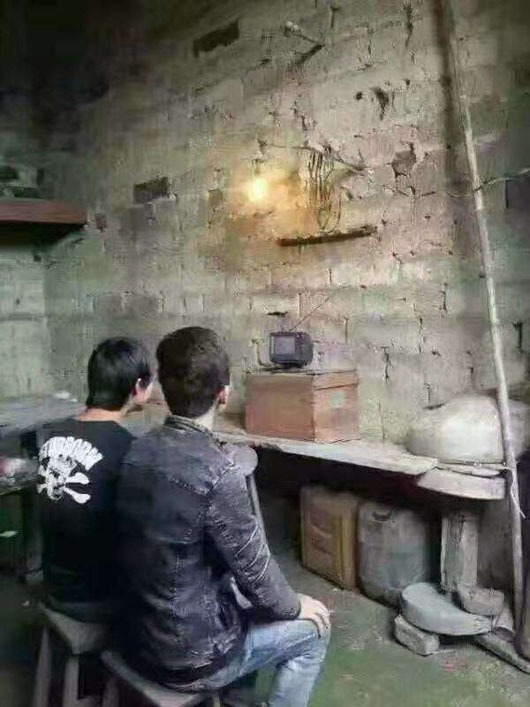 下班之余，和好兄弟一起看看电视节目搞笑图吧gif搞笑图片