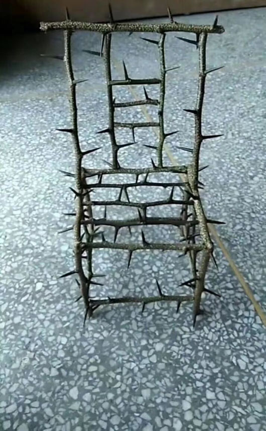 这是献给山大王的坐椅，一般人是不敢坐的搞笑图吧gif搞笑图片