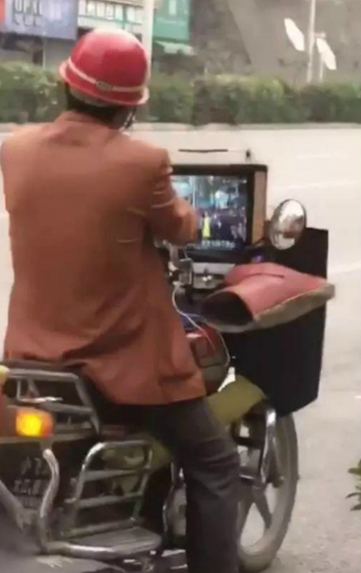 大哥 这骑的是顶配版摩托啊搞笑图吧gif搞笑图片