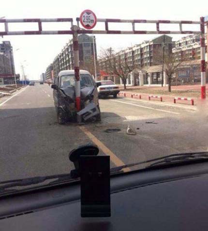 开车千万不能走神啊搞笑图吧gif搞笑图片