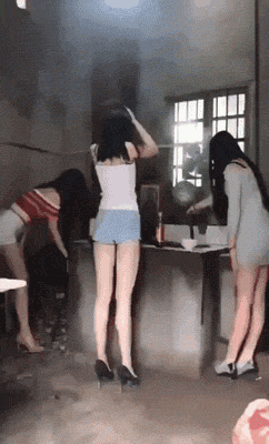 姑娘们一看就是城市里来的搞笑图吧gif搞笑图片