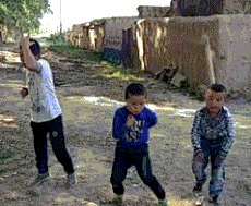 小朋友们跳得挺嗨的，姿势还挺到位的搞笑图吧gif搞笑图片