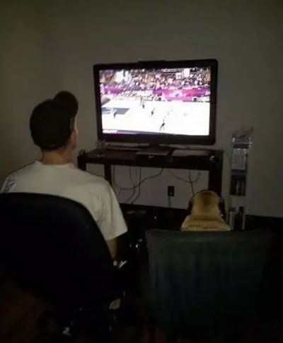 找了位小球迷一起看球赛搞笑图吧gif搞笑图片