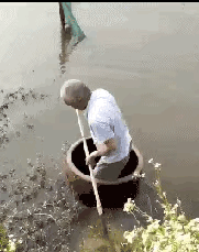 大爷用水缸当船划，结果......搞笑图吧gif搞笑图片