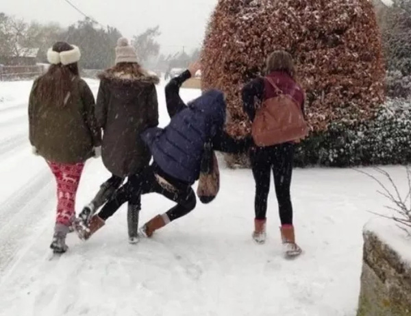 雪地很滑 可要小心啦搞笑图吧gif搞笑图片