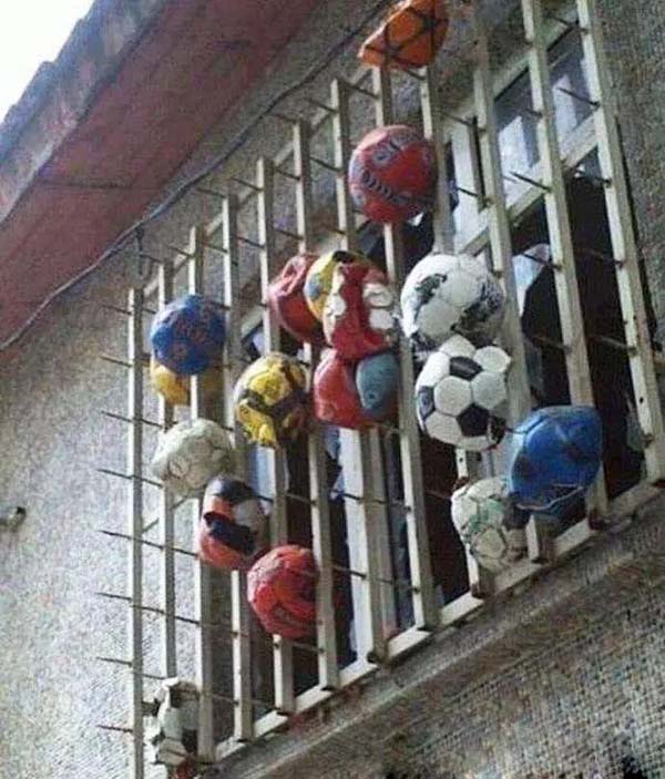 为了防止孩子们踢球搞笑图吧gif搞笑图片