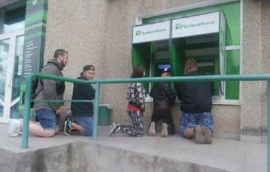 跪着排队，跪着取钱......搞笑图吧gif搞笑图片