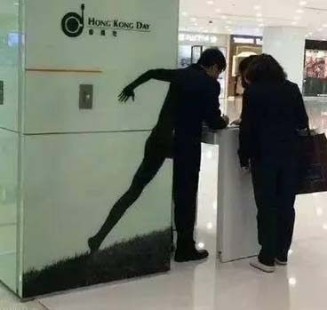 毫无违和感，第一眼你们看的是什么情况呢？搞笑图吧gif搞笑图片