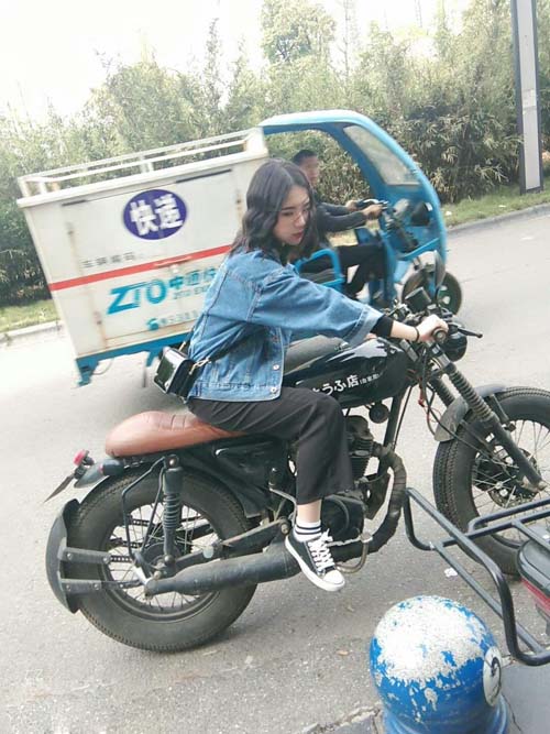 求P友，把后面的快递哥哥和三轮车P掉搞笑图吧gif搞笑图片