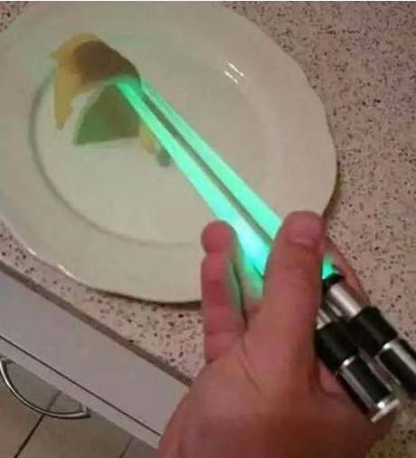 一双很闪亮的筷子搞笑图吧gif搞笑图片