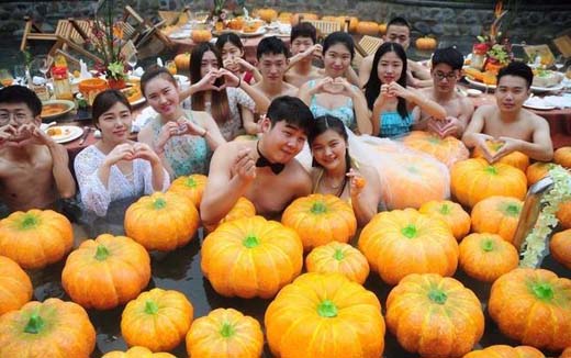 杭州新人举办温泉南瓜婚礼 提倡健康婚宴搞笑图吧gif搞笑图片