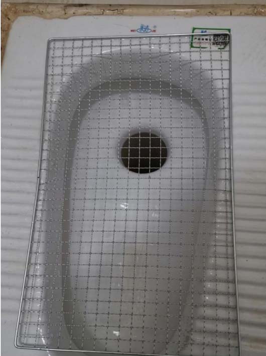 防止上厕所手机掉下去，很实用的哟搞笑图吧gif搞笑图片