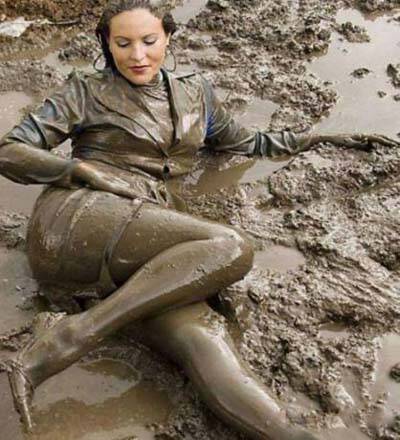 不小心滑到泥田里，也不忘摆拍一张搞笑图吧gif搞笑图片