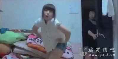 女儿在卧室做直播节目老妈闯进屋表情呆了搞笑图吧gif搞笑图片