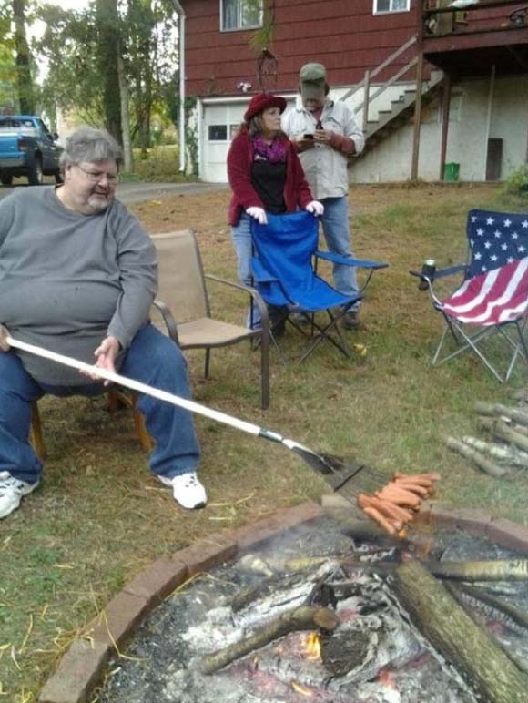 大叔的烤热狗方式不错噢搞笑图吧gif搞笑图片