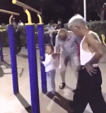 大爷这是练铁头功吧搞笑图吧gif搞笑图片