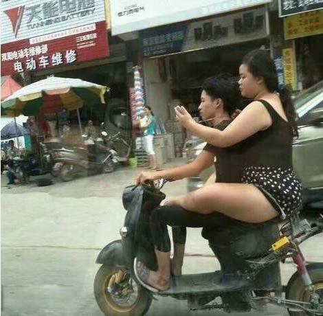 电瓶车司机，搭的女友要不要这样霸气！搞笑图吧gif搞笑图片