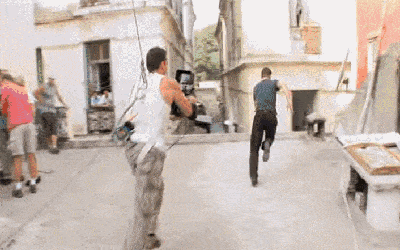 演员背后的工作人员最辛苦！（共5张动态图）搞笑图吧gif搞笑图片