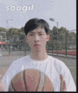 小伙子，打个篮球要不要这样牛的姿势啊搞笑图吧gif搞笑图片