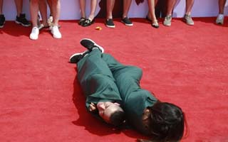 端午节大学生情侣拍滚床单毕业照 宣誓不分手搞笑图吧gif搞笑图片