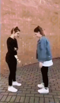 亲姐妹和亲兄弟最爱这样玩的搞笑图吧gif搞笑图片