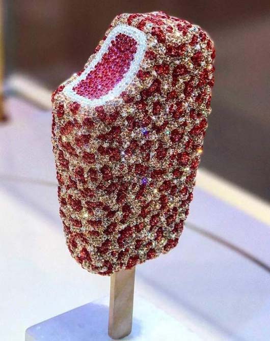 一支有硬度的的雪糕，吃上咔咔响搞笑图吧gif搞笑图片