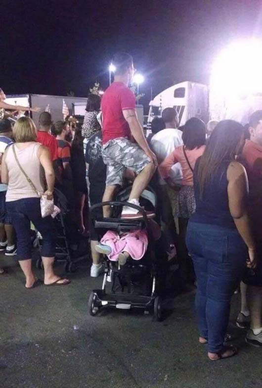 为了看个表演，爸爸也是挺舍得的搞笑图吧gif搞笑图片