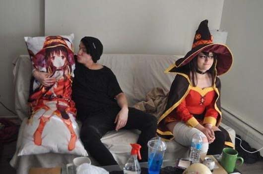 超级爱抱枕的宅男搞笑图吧gif搞笑图片