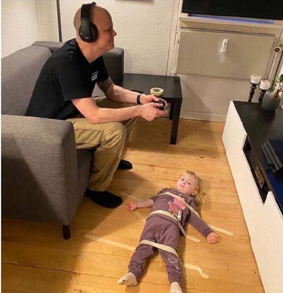 老爸在家是这样带孩子的搞笑图吧gif搞笑图片