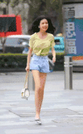 姑娘这高兴的步伐，鞋都掉啦搞笑图吧gif搞笑图片