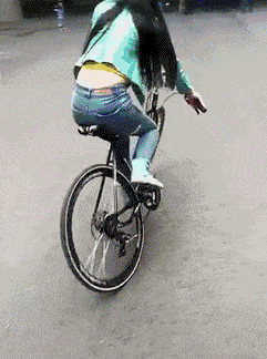 这女孩骑自行车的技能不错嘛搞笑图吧gif搞笑图片