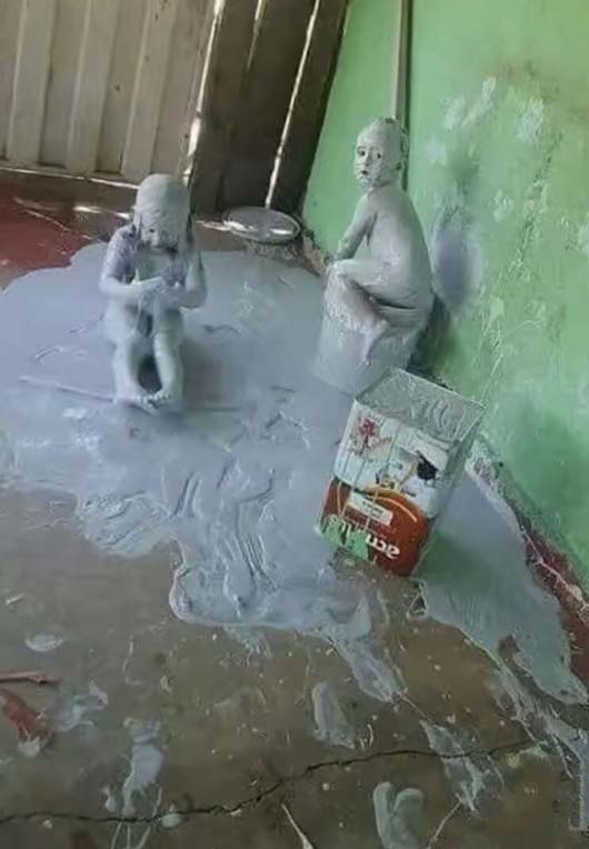 俩熊孩子在家里玩上了搞笑图吧gif搞笑图片